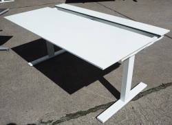 Skrivebord med elektrisk hevsenk i hvitt fra SA Møbler, modell Snitsa, 164x82cm, pent brukt