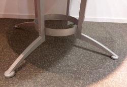 Rundt møtebord / konferansebord / kantinebord i hvitt / grått fra Kinnarps, modell Asto, Ø=120cm, pent brukt understell med ny plate