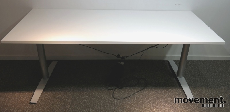 Solgt!Skrivebord med elektrisk hevsenk i - 1 / 4