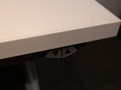 Skrivebord med elektrisk hevsenk i hvitt / grått fra Svenheim, 180x80cm, pent brukt understell med ny plate