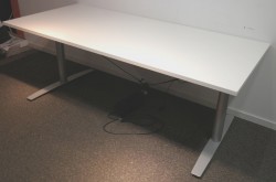 Skrivebord med elektrisk hevsenk i hvitt / grått fra Svenheim, 180x80cm, pent brukt understell med ny plate