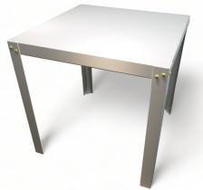 Displaybord, 90cm høyt arbeidsbord / ståbord i hvitt, 90x90cm, høyde 90cm, pent brukt