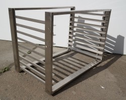 Hylle for stekebrett i rustfritt stål med 9 hyller, brettstørrelse 60x40cm, pent brukt