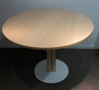 Morsomt bord i rokokko stil, gullfarget,125x92cm, høyde 76cm Morsomt bord i rokokko stil, gullfarget,125x92cm, høyde 76cm