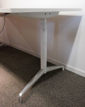 Lekkert skrivebord med elektrisk hevsenk fra Holmris, Modell: Genese, 180x80cm, hvitt / polert aluminum, pent brukt understell med ny plate