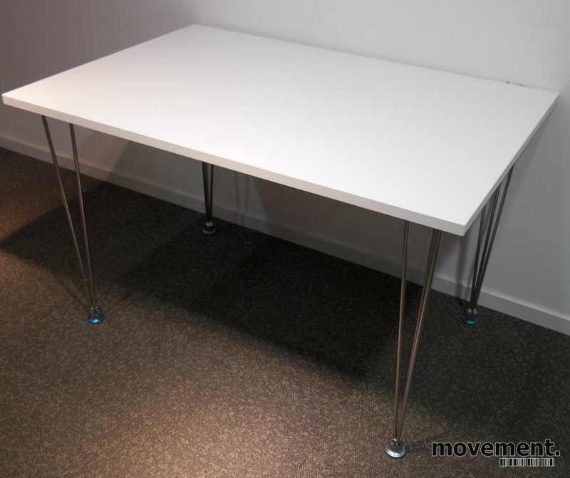 Solgt!Skrivebord / kantinebord i hvitt - 1 / 3