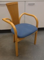 Stokke Move ergonomisk stol i blåttstoff, base i bøk, pent brukt Stokke Move ergonomisk stol i blåttstoff, base i bøk, pent brukt