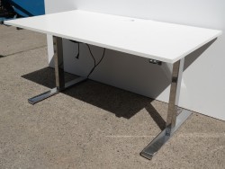 Skrivebord med elektrisk hevsenk i hvitt / krom fra Linak, 140x80cm, pent brukt