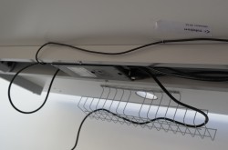 Skrivebord med elektrisk hevsenk i hvitt / grå søyle / krom fot fra Linak, 140x80cm, pent brukt