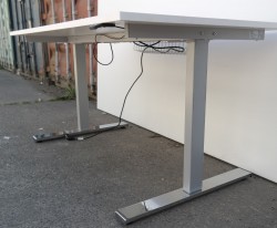 Skrivebord med elektrisk hevsenk i hvitt / grå søyle / krom fot fra Linak, 140x80cm, pent brukt