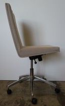 Konferansestol fra EFG, modell WOODS i lyst beige stoff / krom understell på hjul, pent brukt