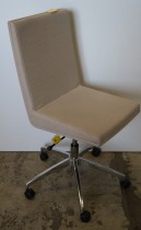 Konferansestol fra EFG, modell WOODS i lyst beige stoff / krom understell på hjul, pent brukt