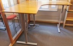 Skrivebord i bjerk / grått understell, elektrisk hevsenk hjørneløsning 180x180cm, pent brukt
