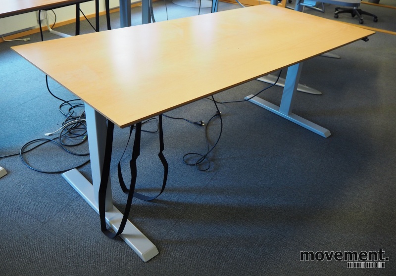 Solgt!Skrivebord med elektrisk hevsenk i - 1 / 3