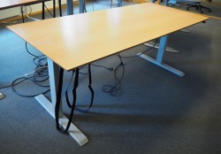 Skrivebord med elektrisk hevsenk i bøk / grått fra Linak, 180x80cm, pent brukt