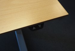 Skrivebord med elektrisk hevsenk i bøk / grått fra Linak, 180x80cm, pent brukt