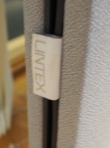 Skillevegg fra Lintex i lyst grått stoff, 150cm høyde, 100cm bredde, føtter medfølger, pent brukt