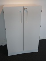 Skap med dører i hvitt fra Horreds, bredde 80cm, høyde 120cm, pent brukt