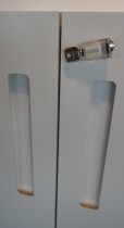 Skap med dører i hvitt fra Horreds, bredde 80cm, høyde 120cm, pent brukt