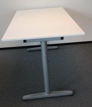 IKEA Galant skrivebord i hvitt, 160x80cm, T-ben i grått, pent brukt