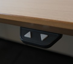 Skrivebord med elektrisk hevsenk i eik fra Linak, 270x120cm, venstreløsning, pent brukt