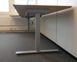 Skrivebord med elektrisk hevsenk i eik fra Linak, 270x120cm, venstreløsning, pent brukt
