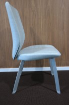 Konferansestol i lyst blått Remix-stoff fra Kinnarps, modell 9000CV, pent brukt
