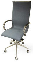 Konferansestol på hjul i blågrått stoff / polert aluminium / sort hud armlene fra Emmegi, modell EM202 Basic, pent brukt