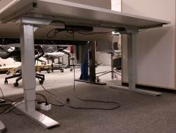 Skrivebord med elektrisk hevsenk i hvitt / grålakkert stål fra Norgesmøbler, 160x80cm, pent brukt understell med ny plate