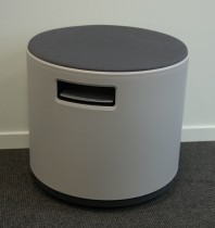Puff i lyst grått / grått stoff fra Turnstone / Steelcase, modell Buoy, Ø=45cm, sittehøyde 45-56cm, pent brukt
