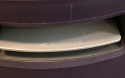 Puff i dyp lilla / grått stoff fra Turnstone / Steelcase, modell Buoy, Ø=45cm, sittehøyde 45-56cm, pent brukt