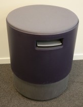 Puff i dyp lilla / grått stoff fra Turnstone / Steelcase, modell Buoy, Ø=45cm, sittehøyde 45-56cm, pent brukt