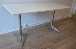 Barbord / ståbord i hvitt / polert aluminium fra EFG, 180x80cm, høyde 92cm, pent brukt understell med ny plate
