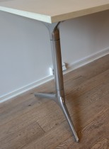 Barbord / ståbord i hvitt / polert aluminium fra EFG, 180x80cm, høyde 92cm, pent brukt understell med ny plate