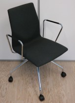 Konferansestol på hjul, Fourdesign, Danmark, modell Cast i mørkt grått stoff, pent brukt