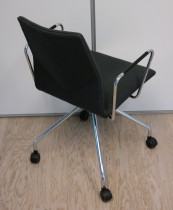 Konferansestol på hjul, Fourdesign, Danmark, modell Cast i mørkt grått stoff, pent brukt