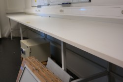 Solid arbeidsbord / arbeidsbenk, 540x70cm, metall understell i hvitt, justerbar høyde, pent brukt