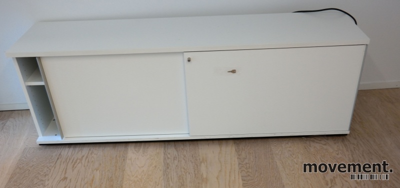 Solgt!Lavt skap med skyvedører i hvitt - 2 / 3