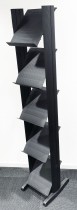 Enkel brosjyrehylle / avishylle i sort plast, 5 hyller, høyde 160,5cm, pent brukt