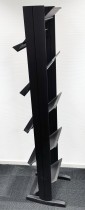 Enkel brosjyrehylle / avishylle i sort plast, 5 hyller, høyde 160,5cm, pent brukt