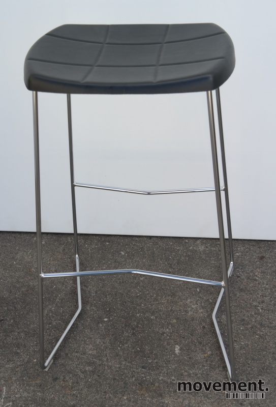 Barkrakk i sort krom fra Lammhults,modell Mini, sittehøyde Barkrakk i sort krom fra Lammhults,modell Mini, sittehøyde