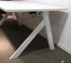 Skrivebord med elektrisk hevsenk i hvitt fra Jensen Plus, modell K2, 180x90cm, pent brukt
