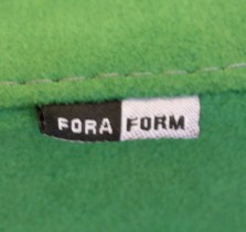 ForaForm Rex konferansestol i grønt mikrofiberstoff med rygg i bjerk, armlener, pent brukt