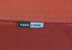 ForaForm Rex konferansestol i rødt mikrofiberstoff med rygg i bjerk, uten armlener, pent brukt