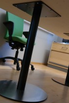 Kompakt møtebord i lys grå med sort kant / sort og satinert stål, 180x80cm, passer 6 personer, pent brukt