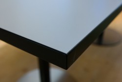 Kompakt møtebord i lys grå med sort kant / sort og satinert stål, 180x80cm, passer 6 personer, pent brukt