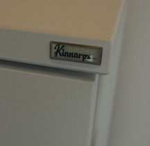 Kinnarps E-serie skap i hvitt, sorte håndtak, 3 permhøyder, bredde 80cm, høyde 125cm, pent brukt