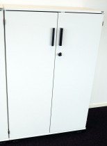 Kinnarps E-serie skap i hvitt, sorte håndtak, 3 permhøyder, bredde 80cm, høyde 125cm, pent brukt