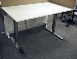 Lekkert elektrisk hevsenk skrivebord 140x82cm bordplate, krom understell, pent brukt