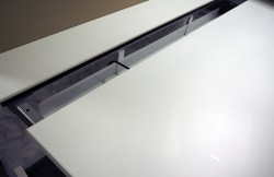 Lekkert elektrisk hevsenk skrivebord 140x82cm bordplate, krom understell, pent brukt